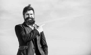 Olgun hippi sakallı. Sakallı adam. Gelecekteki başarısı. Erkek resmi moda. Bıyıklı acımasız beyaz hippi. İş adamı gökyüzüne karşı. Adam dokunmatik sakalı sakallı. Sakallı açık