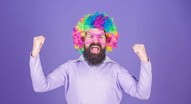 Kendinizi ifade çekinmeyin. Eğleniyor. Tatil eğlenceli ve karnaval kavramı. Adam giyim renkli peruğu ve menekşe arka plan üzerinde komik gözlük sakallı. Palyaço ve sirk. Parti eğlenceli. Deli olmanın tadını çıkarın