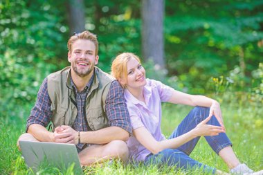 İlham verici ortamı. Modern teknolojiler herhangi bir çevre koşullarında fırsat iş ver. Adam ve kız doğada ilham arıyorum. Çift gençlik açık havada çalışan dizüstü bilgisayar ile boş zaman harcamak