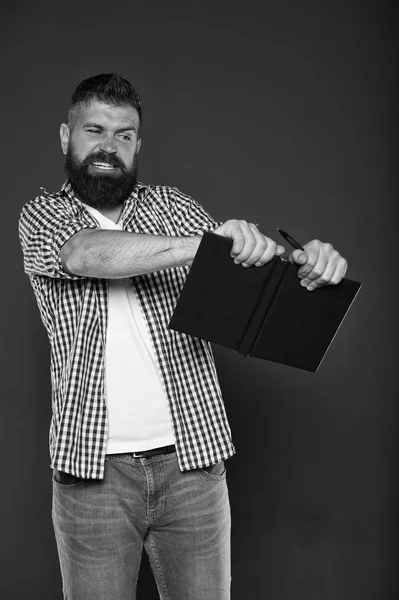 Homem zangado odeia ler. doente e cansado. Cuidado com o cabelo e barba. Cuidados com barbeiros. Hipster maduro com barba. Homem Brutal confiante e bonito. Homem barbudo. homem quebrar o livro. voltar para a escola — Fotografia de Stock