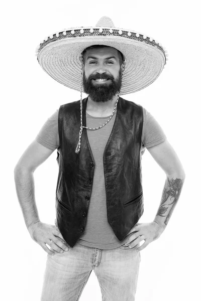 Homem barbudo cara alegre usar sombrero chapéu mexicano. Conceito de festa mexicana. Celebre as tradicionais férias mexicanas. Vamos divertir-nos. Mexicano cara feliz roupa festiva pronto para comemorar — Fotografia de Stock