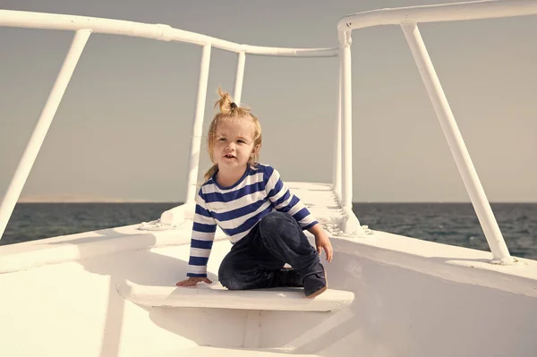 Conceito de infância. Criança gosta de viajar no mar no navio, infância. Alegrias da infância. Experiência infantil. Férias de verão e aventura — Fotografia de Stock