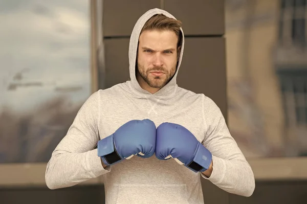 Dövüş konsepti Erkek boksör dövüşmeye hazır. Sporcu dövüş kulübünde boks eldiveni giyer. Dövüş başladı. — Stok fotoğraf