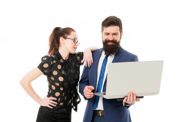 Feliz de ver buenos resultados. hombre y mujer barbudos felices con el ordenador portátil. hombre de negocios con pareja mirada con sonrisa positiva. asociación fue un éxito. hombre de negocios y secretario de trabajo en el ordenador portátil en la oficina — Foto de Stock