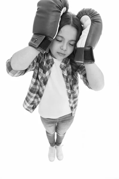 Concepto de dolor de cabeza. Mantenga la calma y deshacerse del dolor de cabeza. Beat dolor de cabeza. Guantes de boxeo para chicas listos para pelear. Niña fuerte sufre dolor. Niño cara dolorosa abrazar la cabeza con guantes de boxeo. Recursos de defensa — Foto de Stock