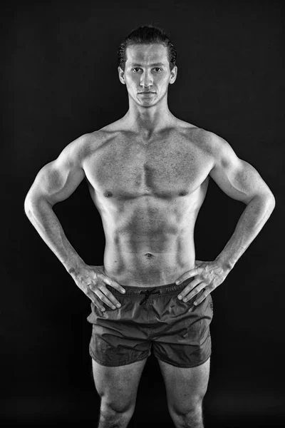 Un uomo in forma che si allena in palestra. Sport e fitness. Atleta o sportivo. adattare il vostro corpo e perdere peso. Atleta che si scalda prima dell'allenamento. Uomo muscoloso con un corpo forte. Rilassante dopo l'allenamento — Foto Stock