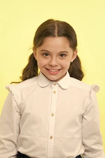 Niña. Niña feliz con camisa. la moda y la belleza de la niña. niña con peinado elegante. alegría pura —  Fotos de Stock