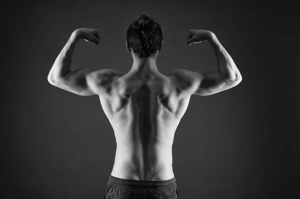 自分自身に挑戦。男はジムで運動。スポーツとフィットネス。競技者または赤いショート パンツでスポーツマン。あなたの体に合わせて、重量を失います。選手は、トレーニング前に、のウォーミング アップ。強靭な肉体を持つ筋肉男 — ストック写真
