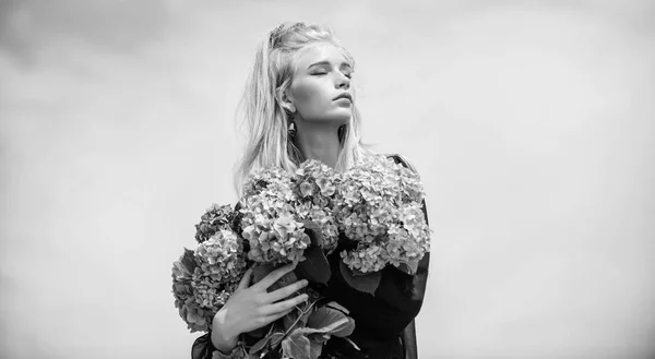Virágok pályázati illat. Divat- és kozmetikai ipar. Pályázati divat-modell lány hold Hortenzia virágok-csokor. Smink és divat-stílus. Divat trend tavasz. Tavaszi találkozzon új parfüm illat — Stock Fotó