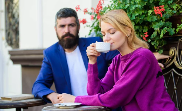 Casual conocer lugar público. Conocer gente primera cita. Los extraños se encuentran se hacen conocidos. Aplicaciones forma normal de conocer y conectar con otras personas solteras. Pareja terraza bebiendo café —  Fotos de Stock