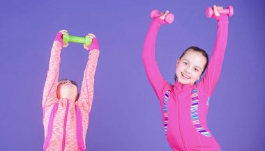Spor salonunda saat harcama. Şirin kız spor salonu fitness egzersizleri dumbbells ile yapıyor. Spor ve fitness çocuklar için. Küçük çocuklar fiziksel fitness geliştirmek. Küçük kız fitness eğitimi ağırlık ile keyfini çıkarın.