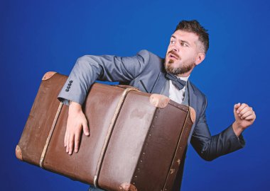 Hırsız ağır bavulla kaçmış. Yüzyılın hırsızlığı. Teslimat hizmeti. Seyahat ve Bagaj konsepti. Hipster seyahat Bagaj ile. Bagaj Sigortası. Adam iyi bakımlı sakallı hippi büyük bavul