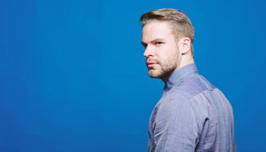 CEO ve çalışan. Adam patron. Erkek moda. tıraşsız tişörtlü adam. kendinden emin bir görünüm ile iş adamı. iş. Yakışıklı maço adam. kopya alanı. Gemiye hoş geldiniz. Güzel ve seksi. Genç ve ücretsiz