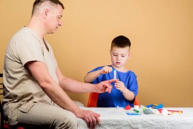 Çocuk sevimli çocuk ve babası doktor. Hastane çalışanı. Tıbbi hizmet. Analiz laboratuarı. Çocuk küçük doktor masa tıbbi aletleri oturup. Sağlık. Çocuk doktoru kavramı. Tıbbi muayene