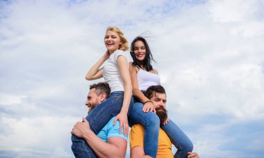 Erkekler kız arkadaş taşırlar. Yaz tatili ve eğlence. Çiftler çifte randevuda. Başka bir çifti daha katılmaya davet etmek. Çifte randevuda iki kez eğlenceli. Ailelerin dostluğu. Aşık çiftler eğleniyor