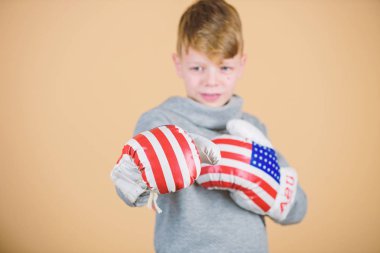 Çocuk spor atlet boks becerileri pratik. Boks spor. Fikir tartışması için hazır. Onun gücü kendinden emin. Boks kariyerine başlamak. Erkek sporcu ABD bayrağı ile boks eldivenleri giy. ABD'li boksör kavramı