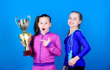 Altın şampiyon kupa ile mutlu çocuklar. Akrobasi ve jimnastik. Küçük kızlar atlama ipi tutacaktır. Genç kızların zaferi. Rekabette kazananlar. Spor başarısı. Küçük şampiyon. Yeni şampiyon