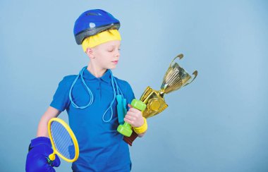 Asla pes etme ve yürümeye devam et. başarı. Çocukluk etkinlik. Fitness ve diyet. Enerji. Spor ve sağlık. Mutlu çocuk sporcu tutun şampiyon Kupası. Jimnastik salonu iş genç çocuk. gelecekteki başarısı. Spor başarı