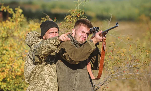 Jacht verboden. Wet overtreden. Stroperij concept. Activiteit voor brute mannen. Jagers brute stropers. Jagers stropers op zoek naar slachtoffer. Stropers met geweren in natuur omgeving. Illegale jacht — Stockfoto