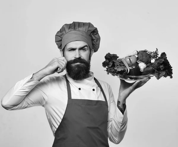 Шеф-кухар тримає миску зі свіжими овочами. Здорове харчування та кухня — стокове фото