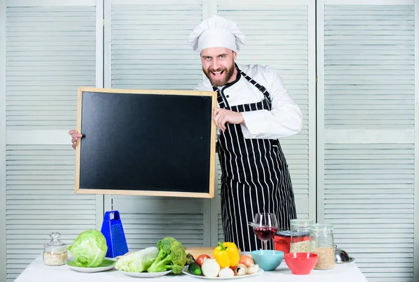Gemüse kochen lernen. Mann mit leerer Tafel. Chefkoch unterrichtet Meisterklasse in Kochschule. Meisterkoch gibt Kochkurs. Ausbildung in Kochen und Nahrungsmittelzubereitung, Kopierraum — Stockfoto