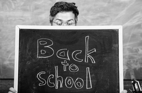 Öğretmen ya da okul müdürü okul için yazıt ağırlamaktadır. Öğretmen Blackboard bakmak. Eğitimci Blackboard saklanıyor. Eğitim olanakları. Öğretim yılı hazırlayın. Sen hazır çalışma? — Stok fotoğraf
