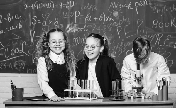 Kleine Kinder im Labor. Chemie-Mikroskop. Studenten machen biologische Experimente mit dem Mikroskop. Labormikroskop. Kindertag. Kleine Kinder lernen Chemie im Schullabor. Auf dem Weg zum Erfolg — Stockfoto