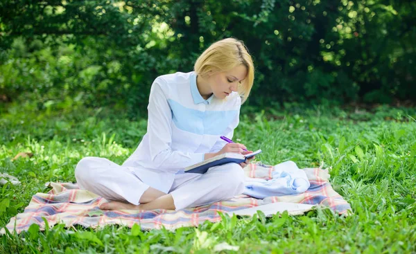 Kvinna med laptop eller anteckningsbok sitta på mattan grön gräs äng. Affärs picknick koncept. Steg för att börja frilansande verksamhet. Business Lady frilansare arbete utomhus. Online affärsidéer Concept — Stockfoto