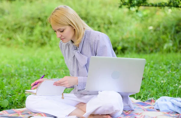 Útmutató kezdő szabadúszó karrierjét. Üzleti hölgy külsős munka szabadban. Nő laptop ülni szőnyeg fű rét. Lépéseket kell indítani szabadúszó üzlet. Online vagy szabadúszó karrierötletek koncepció — Stock Fotó