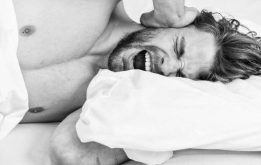 Ipuçlarını nasıl temiz ve enerjik duygu uyandırmak. Sabah rutin ipuçları bütün gün iyi hissetmek. Nasıl kendini sabah erken kalkmak. Geç sabah uyuya kalmışım. Adam yakışıklı adam yatakta sabah yatıyordu.