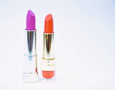 Makyaj ürünleri karşılaştırın. Dudak bakım kavramı. Beyaz arka plan ruja. Yüksek kaliteli ruj. Olması gerekir. Güzellik trend. Günlük makyaj. Ruj için profesyonel makyaj. Uygun renk seç