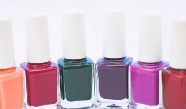 Nasıl renkler birleştirmek. Manikür salonu. Jel Lehçe modern teknoloji. Moda trendi. Tırnak cilası şişe. Güzellik ve bakım kavramı. Dayanıklılık ve kalite kaplama Lehçe. Tırnak cilası beyaz arka plan