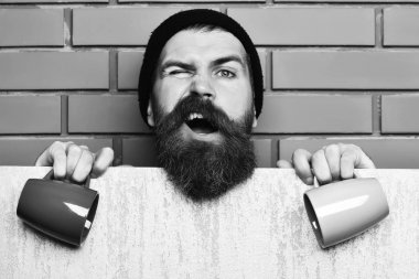 Kâğıt çarşaf ve fincanlarla vahşi beyaz hippi sakallı.