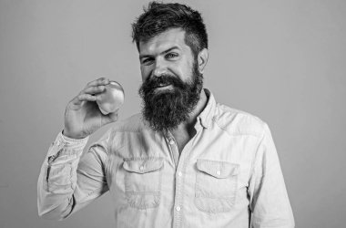 Sağlıklı yaşam katılın. Sakal hipster adamla elma meyve elini tut. Beslenme ve sağlık faydaları. Sağlıklı beslenme ipuçları. Basit bir şekilde planlamak için zevk ve sağlıklı beslenme için sopa. Diyet Meyve
