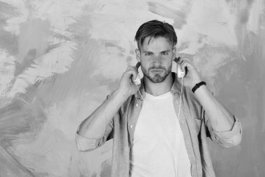 Kulaklıklı, Amerikalı yakışıklı, sakallı adam. Neşeli genç DJ kulaklıkla şarkı dinliyor. Akıllı telefonlu, mavi gözlü, şık hippi. Müzikal yaşam tarzı. Avrupalı adam eğleniyor.