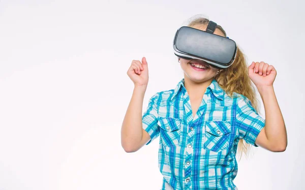 Kid explorar tecnologia moderna realidade virtual. Educação virtual para alunos da escola. Menina bonito criança com cabeça montada exposição no fundo branco. Obtenha experiência virtual. Conceito de realidade virtual — Fotografia de Stock