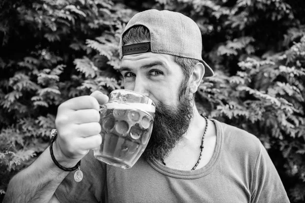 Je suis là pour boire de la bière. Homme barbu buvant de l'alcool sur la nature. Un homme brutal qui a des habitudes d'alcool. Hipster buvant de la bière en été. Frais et réel, tout est là — Photo