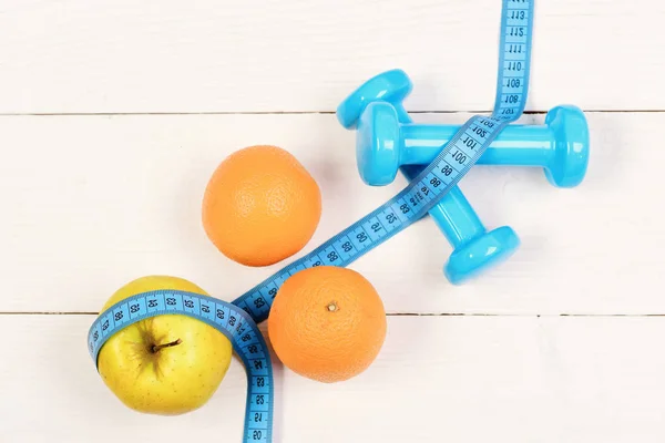 Orange, Apfel mit Maßband, Gewichtshanteln für Diätkonzept — Stockfoto