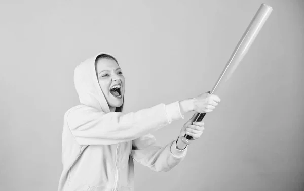 Chaqueta con capucha chica mantenga el bate de béisbol fondo azul. Mujer en el deporte de béisbol. Concepto de jugador femenino de béisbol. Ella es peligrosa. Juego de deportes. Mujer jugar béisbol juego o va a vencer a alguien — Foto de Stock