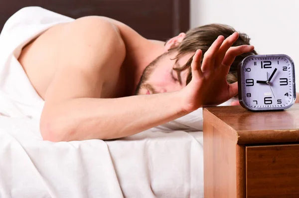 Los ojos del hombre se cierran con relajación. Imagen que muestra a un joven estirándose en la cama. Hombre cama mañana. —  Fotos de Stock