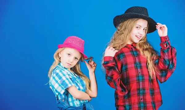 Siguiendo a la hermana en todo. Las niñas niños usan sombreros de moda. Pequeña fashionista. Bonito atuendo de moda. Feliz infancia. Concepto de moda infantil. Mira nuestro estilo de moda. Tendencia de moda —  Fotos de Stock