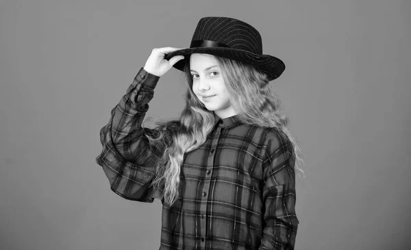 Roupa de moda bonito legal. Feliz infância. Conceito de moda infantil. Vê o meu estilo de moda. Tendência moda. Como sou elegante neste chapéu. Menina bonito garoto usar chapéu de moda. Pequeno fashionista — Fotografia de Stock