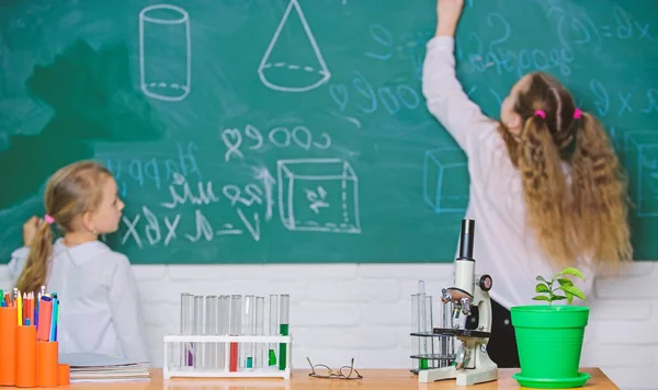 Zurück zur Schule. wissenschaftliches Labor für Schule und Bildung. Schulkinder im naturwissenschaftlichen Unterricht. Mikroskop und Laborausrüstung. Labor in der Grundschule — Stockfoto