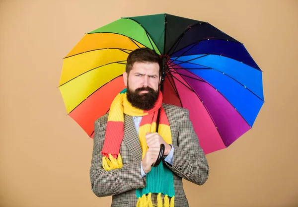 Homem barbudo cara segurar guarda-chuva colorido. Parece estar a chover. Dias chuvosos podem ser difíceis de atravessar. Preparado para o dia chuvoso. Despreocupado e positivo. Aproveite o dia chuvoso. Prever tendências meteorológicas futuras — Fotografia de Stock