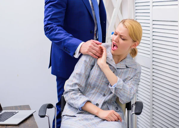 Le manager pose sa main sur l'épaule de sa secrétaire, au bureau. Bureau des préjugés. Personne mettant la main sur l'épaule . — Photo