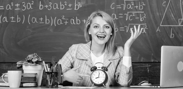 School. catch the moment. Home schooling. happy woman. Study and education. Modern school. Knowledge day. woman in classroom. Back to school. Teachers day. teacher with alarm clock. Tim — Stock Photo, Image