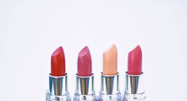 Beyaz arka plan ruja. Yüksek kaliteli ruj. Günlük makyaj. Kozmetik sanatı. Ruj için profesyonel makyaj. Uygun renk seçin. Makyaj ürünleri karşılaştırın. Dudak bakım kavramı