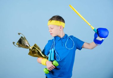 Her şeyde başarılı ol. Atlet başarılı çocuk spor ekipmanları ip boks eldiven tenis raket paten ve altın kadeh atlama. Başarı ve ödül. Başarıya ulaşalı. Sporda başarı