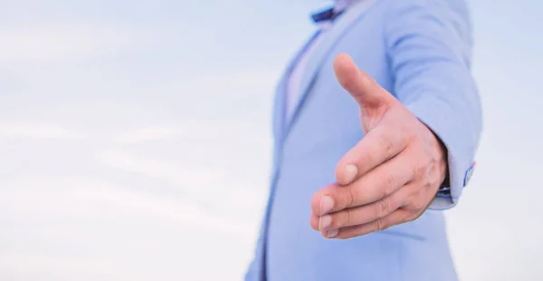 Üzletember keze kínál kézzel kézfogás kék ég háttér. Kézfogás baráti gesztus vagy lehetőséget. gyerünk. Üzleti lehetőség hálózat. Csatlakozzon az én dolgom. Üzleti kapcsolatok — Stock Fotó