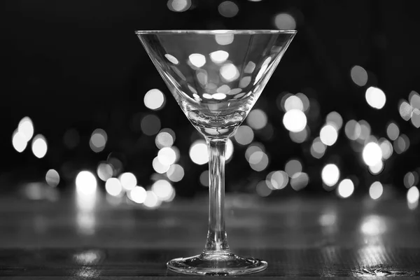 Cocktail glass on defocused garland colorful lights. What to drink on christmas party. Alcohol cocktail for winter party. Cocktail ideas concept. Easy recipes for winter alcoholic cocktail drinks — Stock Photo, Image